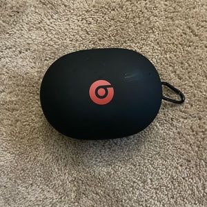 Beats studio pros , headphones with noise cancellation option and transparency.